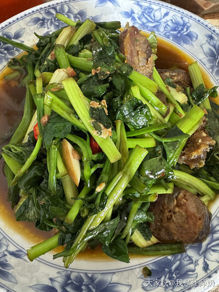 中饭：菜苔炒香菇、肉末豆腐、水芹菜炒香肠。配杂粮饭、热鲜奶。_美食