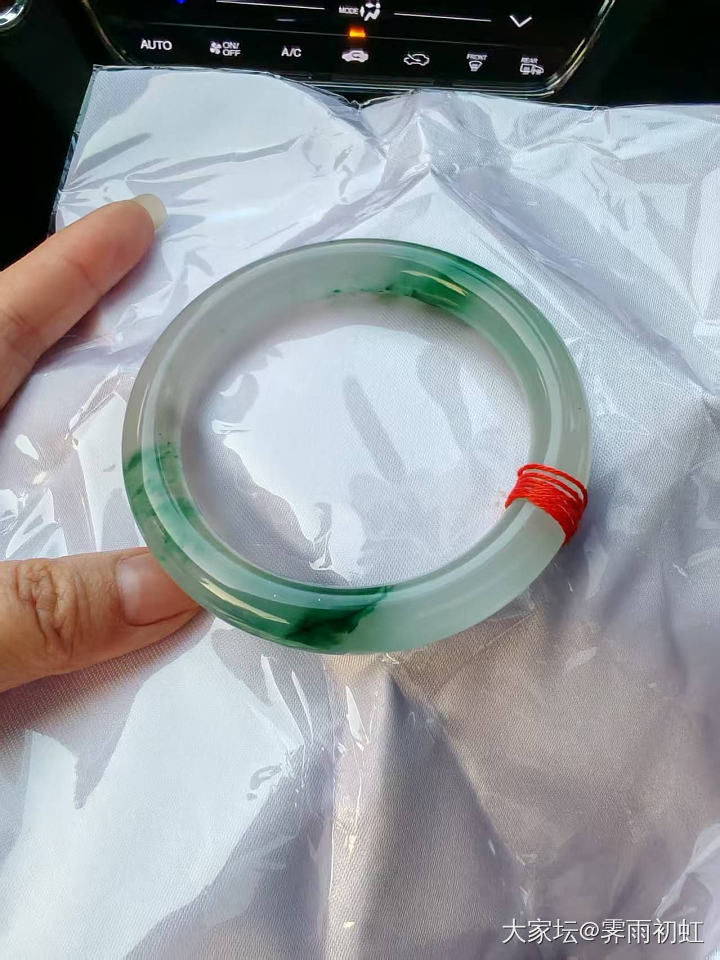 非洲翠与翡翠镯对比_手镯玉石翡翠