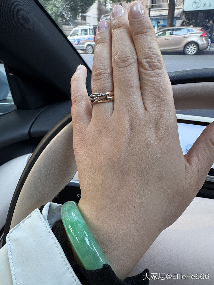 这样搭配好看吗？会不会戴太多了，看看姐妹们手上都戴了什么？_搭配翡翠金