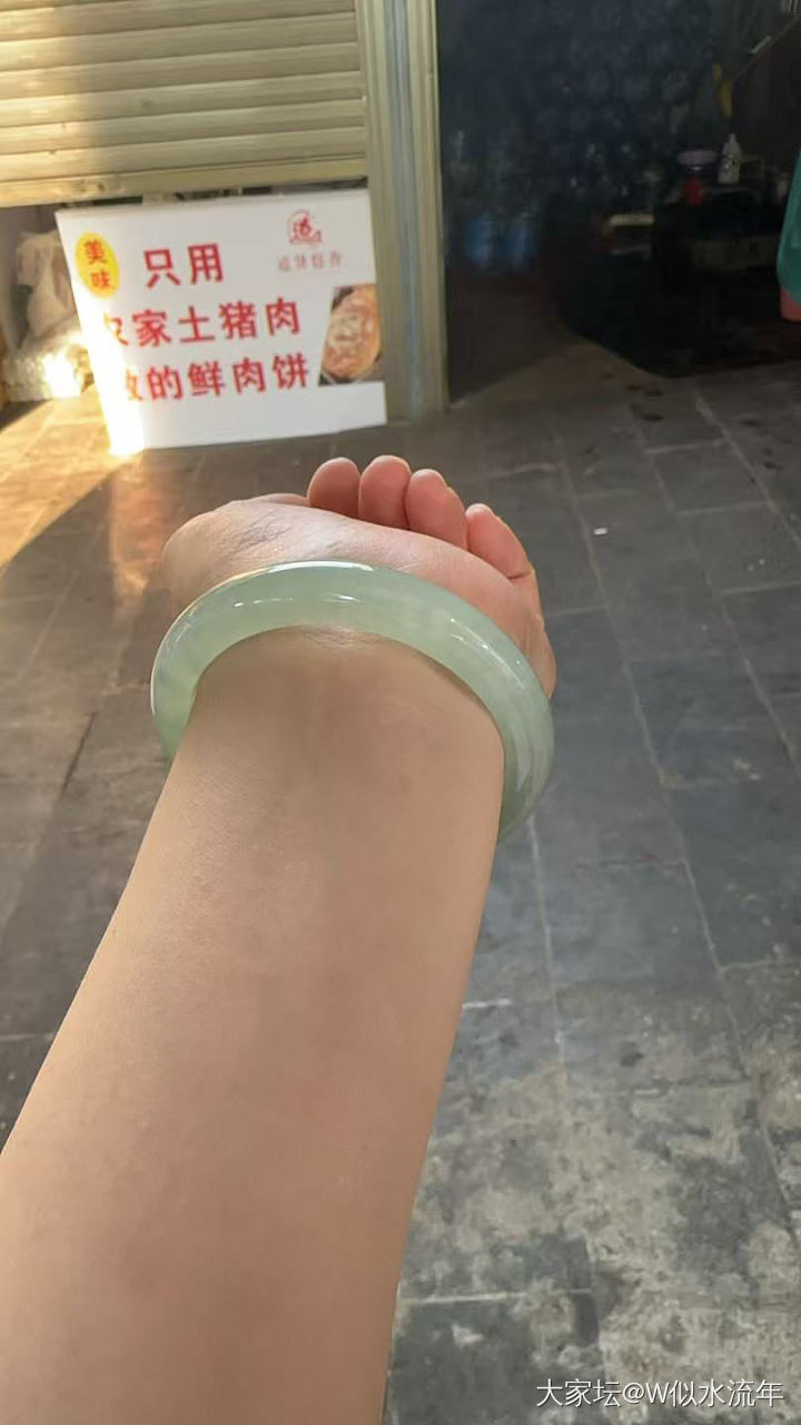 还是在瑞丽下手了，手掌大，手腕细，就喜欢细条一点的_手镯翡翠