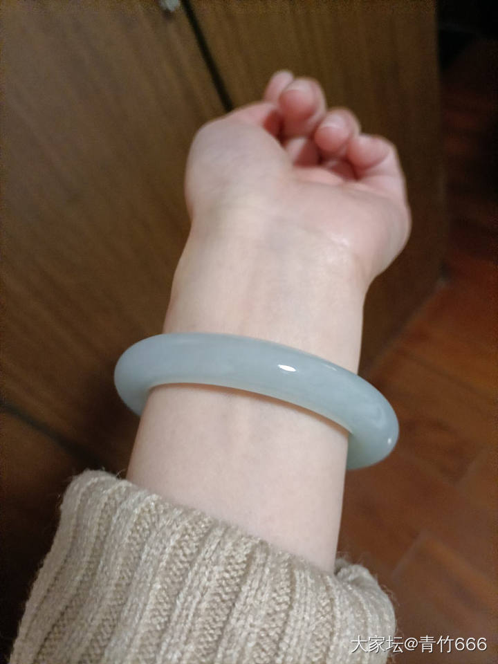 玉镯和银镯，戴哪个更好看？_手镯翡翠银
