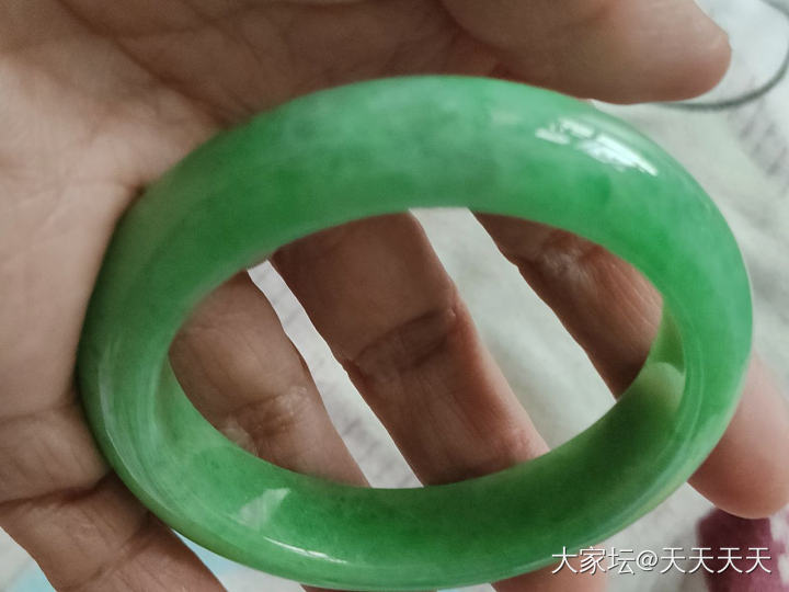 翡翠镯子，值么？_手镯翡翠