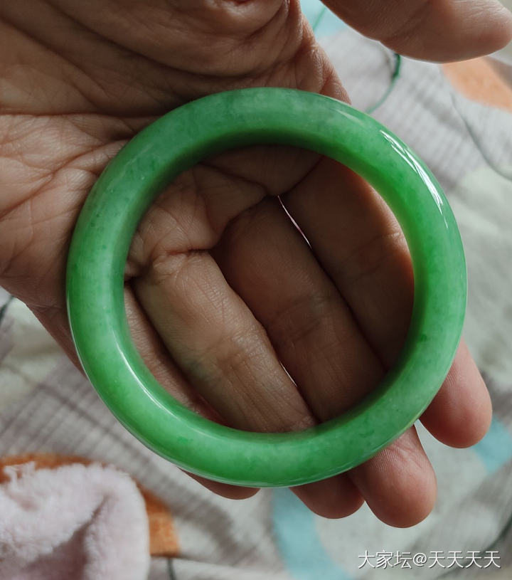 翡翠镯子，值么？_手镯翡翠
