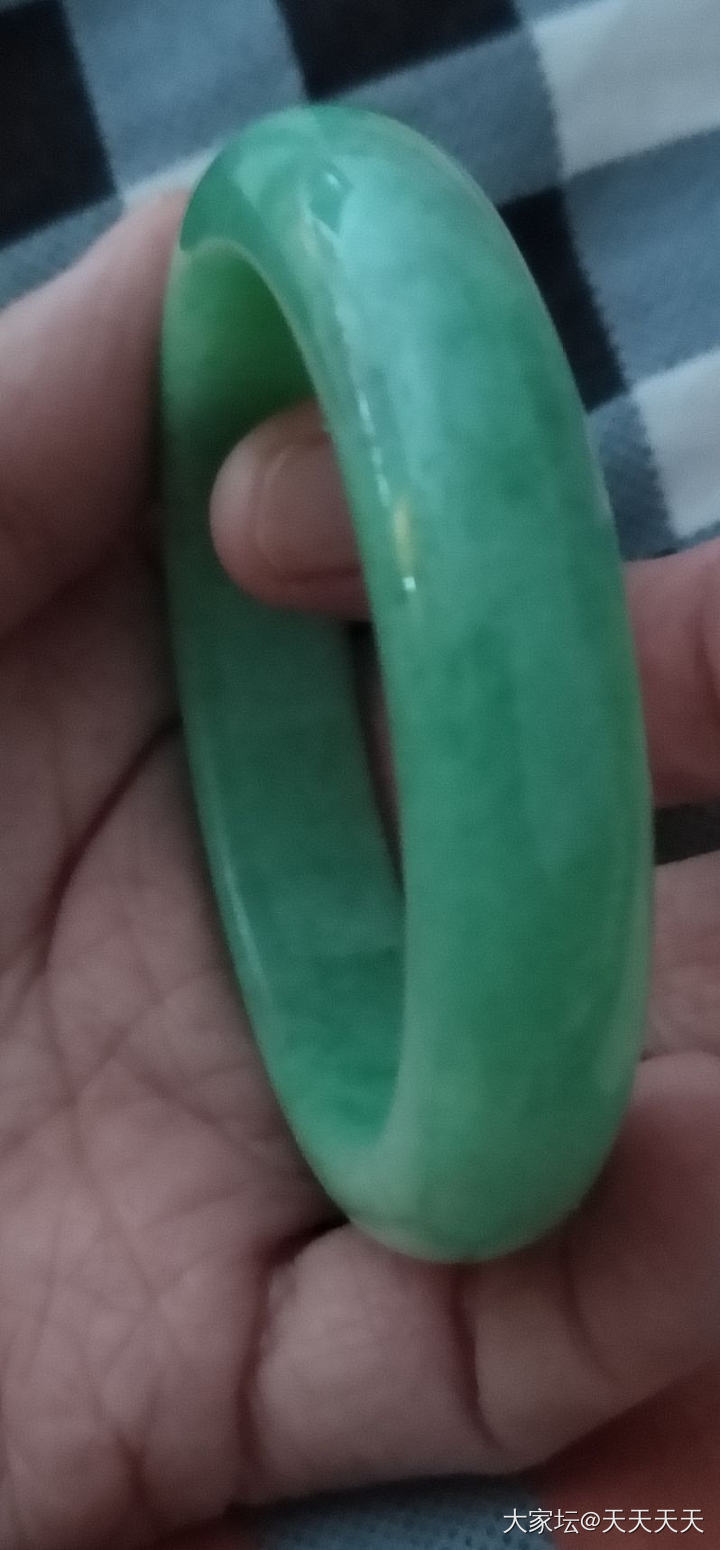 翡翠镯子，值么？_手镯翡翠