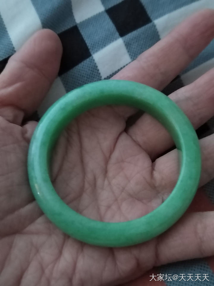 翡翠镯子，值么？_手镯翡翠
