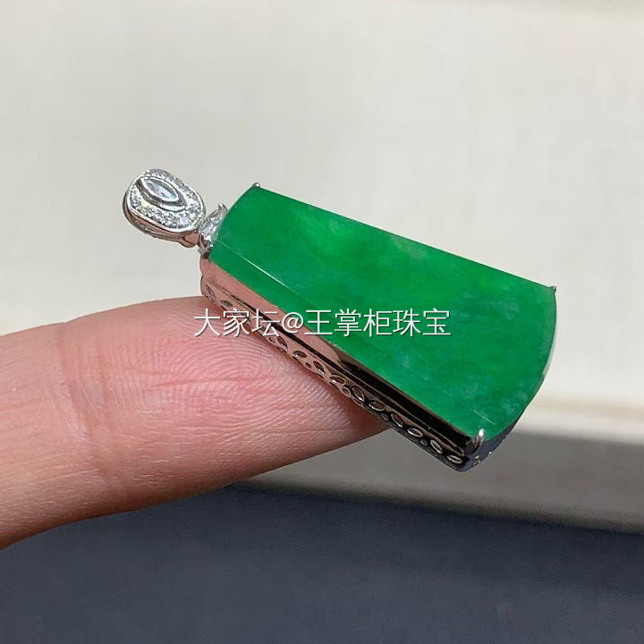 新款翡翠推出
18K冰绿无事牌吊坠，想要的朋友可以联系
15902935375 ..._翡翠