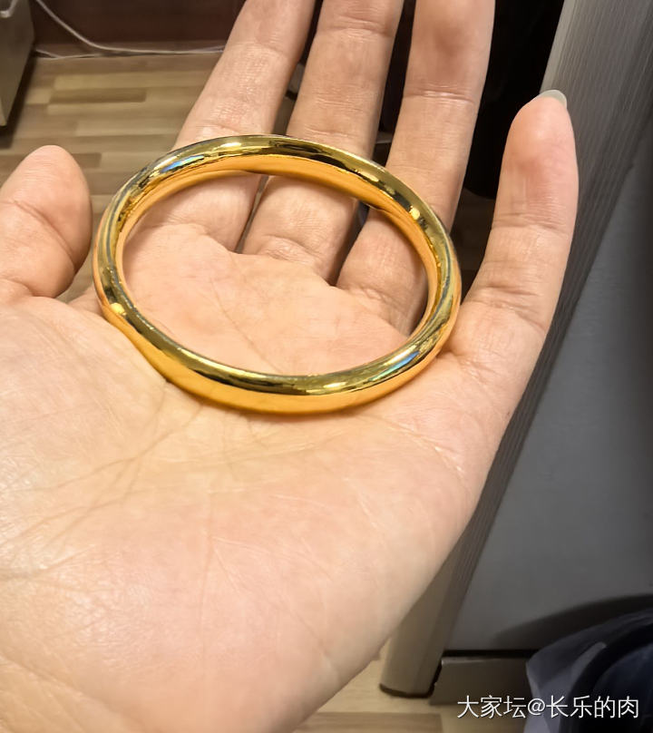 校长家泥鳅背_手镯金