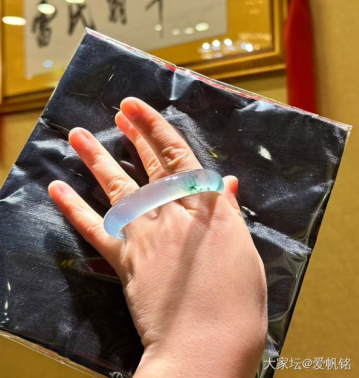 这条玻璃种飘花手镯，57.8圈口，你们看到了什么价？_手镯翡翠