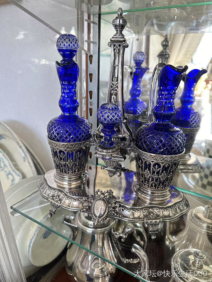 法国展会看到这个法国路易十六风格的双
酒壶，大家觉得如何？值得收藏吗？_西洋银器