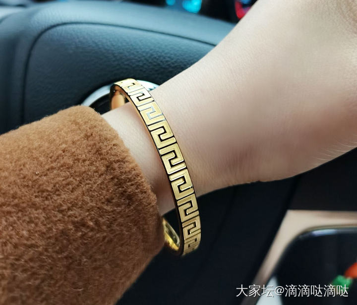秀下四个特别的镯子_手镯金