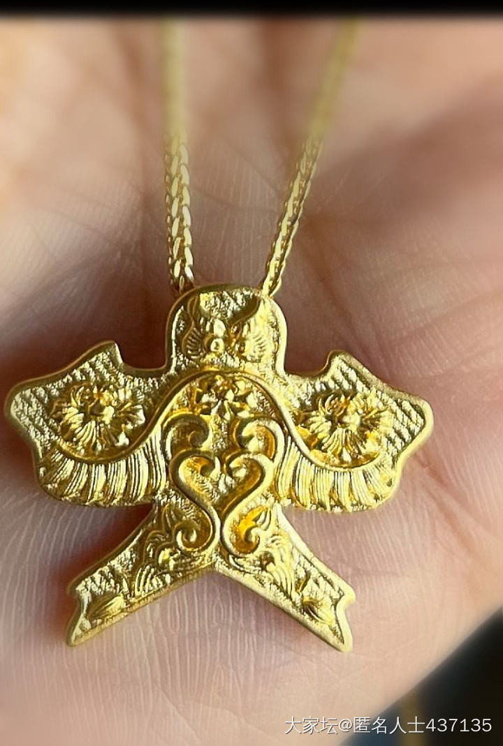 麻烦各位眼力超群，见多识广的坛友🤭，哪位知道这个纸鸢挂坠是谁家的？_金