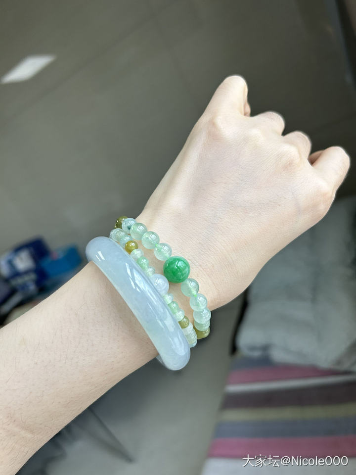 这镯子就是一只变色龙😃_翡翠