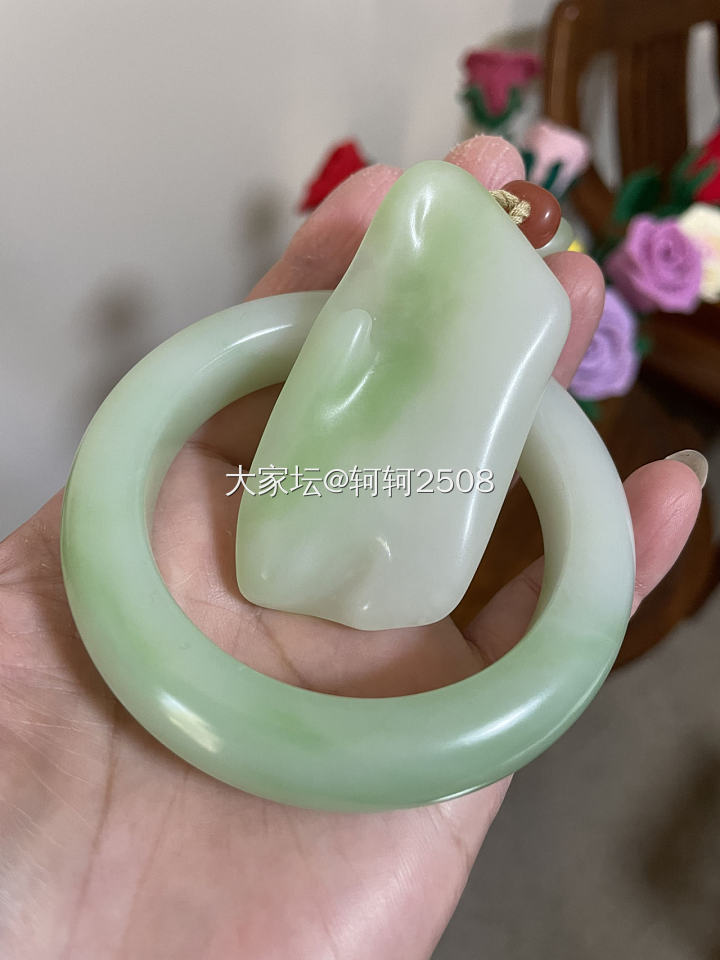 翠青鐲的新搭子 猜猜哪个是俄哪个是青海_搭配和田玉