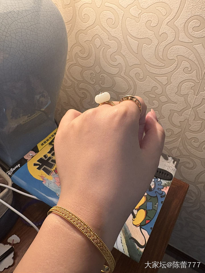 这个转运珠和田玉戒指买了就一直闲置，因为圈口偏小，想着会瘦，结果想到挤手戴的欲望..._和田玉
