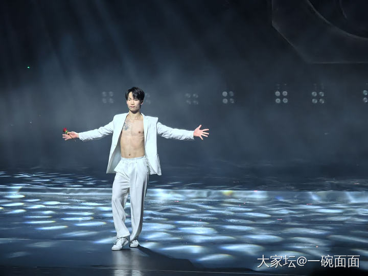 《无名之辈》之准备去看男人脱衣服，哈哈哈……_娱乐八卦