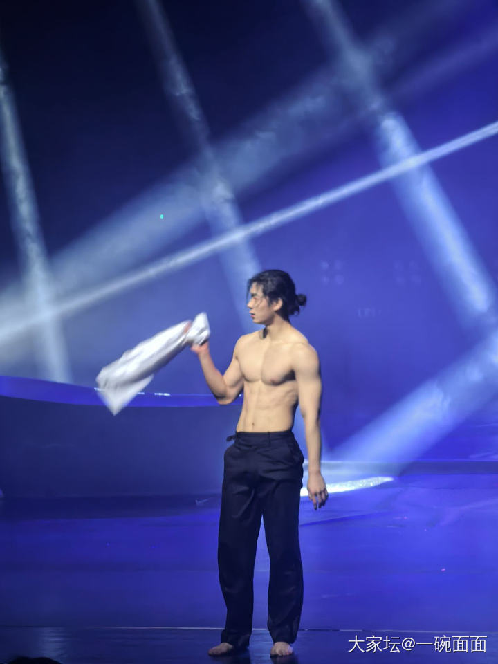 《无名之辈》之准备去看男人脱衣服，哈哈哈……_娱乐八卦