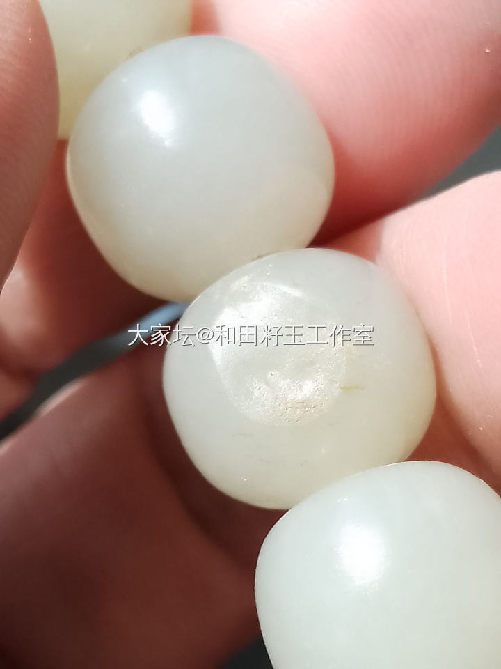 和田玉籽料13乘14的老型珠手串纯手工制作打磨柔光自然光拍照无美颜不过蜡不抹油。_和田玉