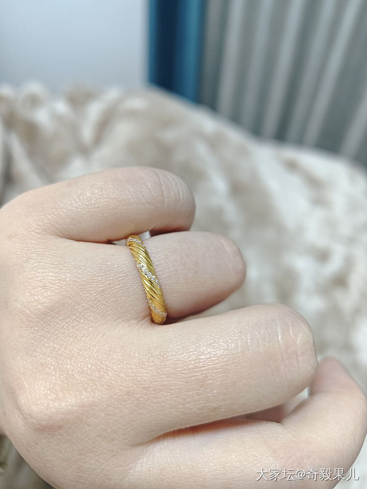 姐妹们有这个白糖戒指的，他掉钻了没_戒指金