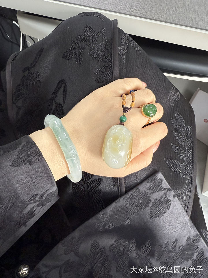 好无聊，拍拍今日穿搭_和田玉金