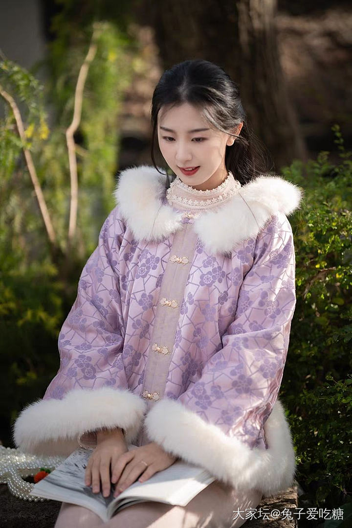 碧玉大镯子和昭君袄很搭啊_玉石