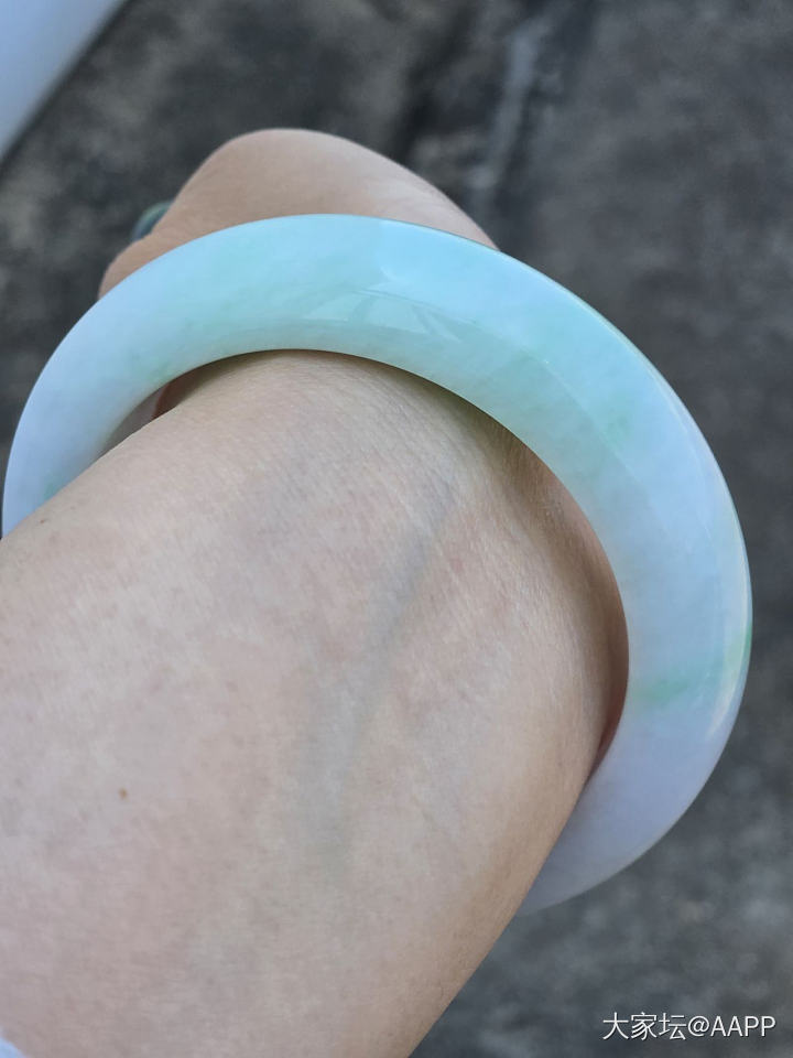 今天带的一万二的手镯和我的新美甲_翡翠