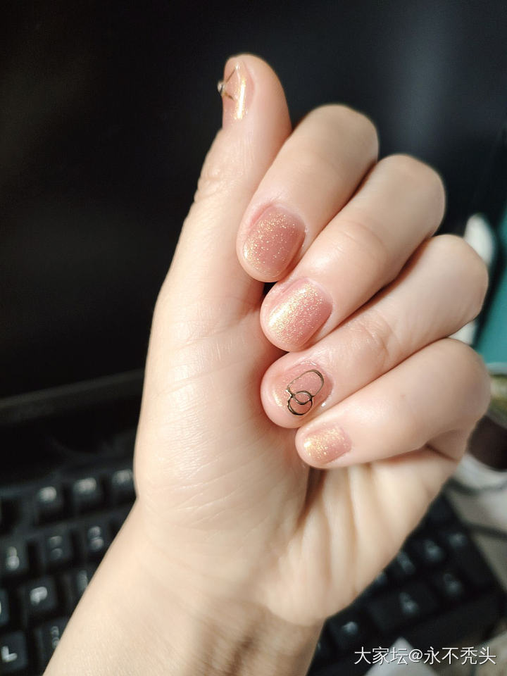 消费降级，自主美甲_彩妆
