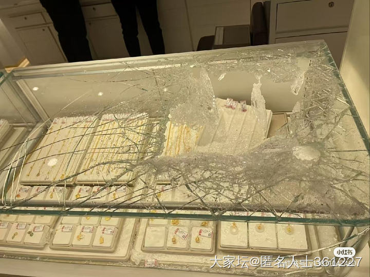 北京一广场zdf金店柜台被抢_金