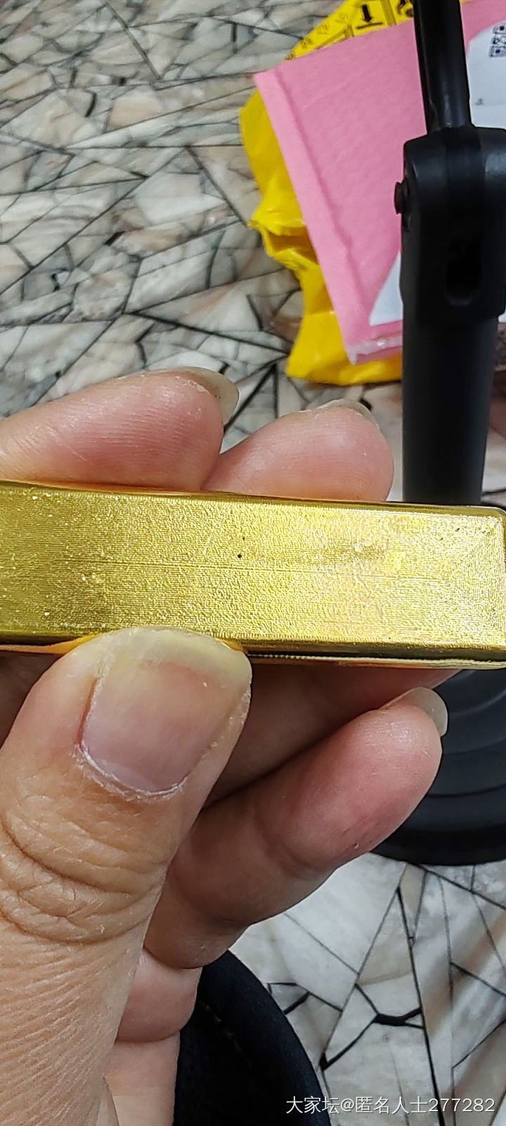 领丰金的背面有个小孔，里面黑灰色的，酒精擦不掉_金