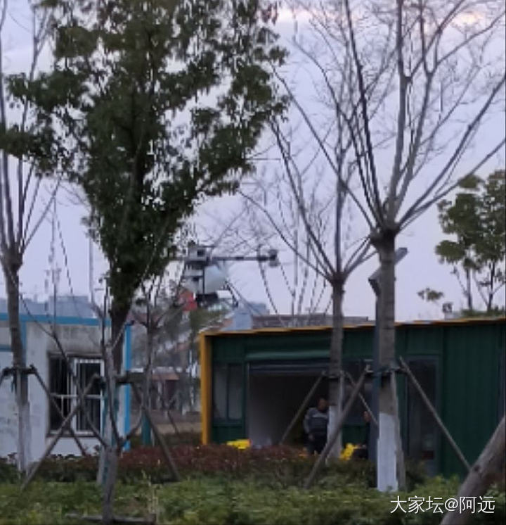 下班路上遇到大无人机喷洒化肥，成袋往里面装_闲聊