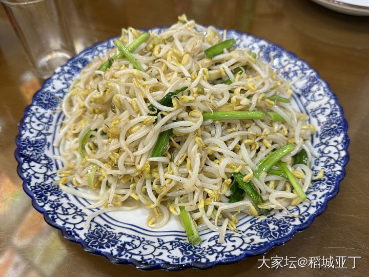 下午和朋友出来溜达，溜达到饭点，去吃了道外区的雪龙筋饼。_美食生活