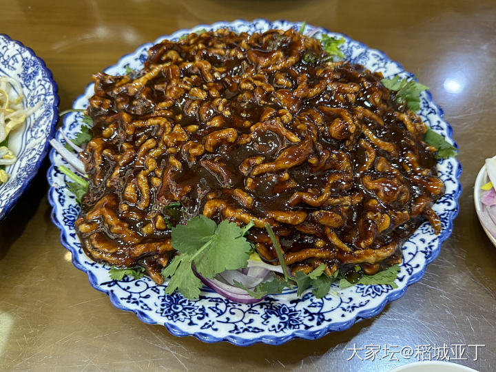 下午和朋友出来溜达，溜达到饭点，去吃了道外区的雪龙筋饼。_美食生活