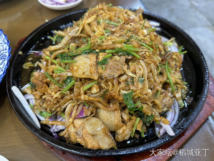 下午和朋友出来溜达，溜达到饭点，去吃了道外区的雪龙筋饼。_美食生活