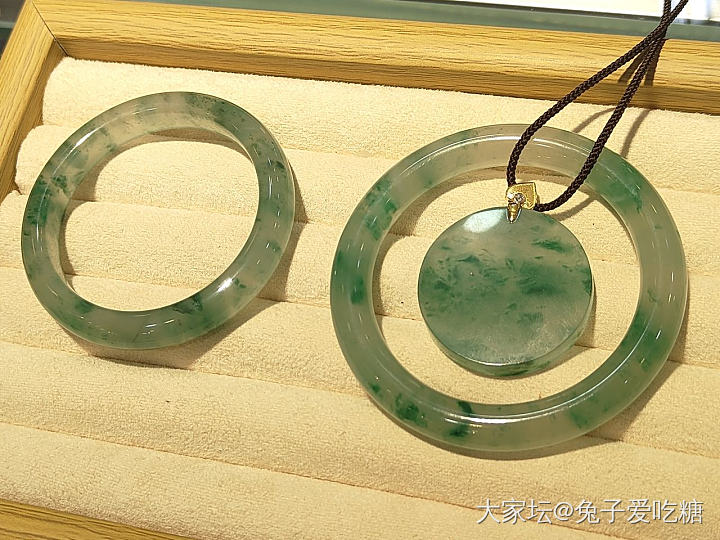 全方位多角度对比独龙玉和飘花翡翠_翡翠