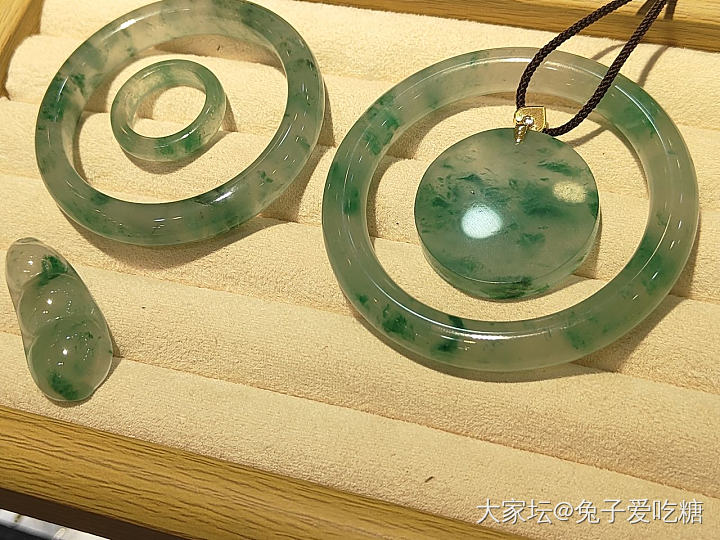 全方位多角度对比独龙玉和飘花翡翠_翡翠