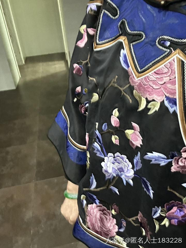 发现一品牌视频号，性价比不错。手绣衣服价格和身上的手推差不多。如果绣工，做工不错..._品牌生活穿搭