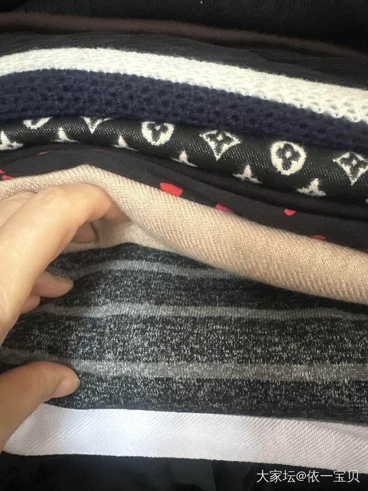 同事说:X姐你又穿睡裤来上班_翡翠