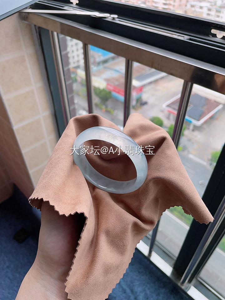 是玻璃还是翡翠，哈哈😂 你们猜一猜_翡翠