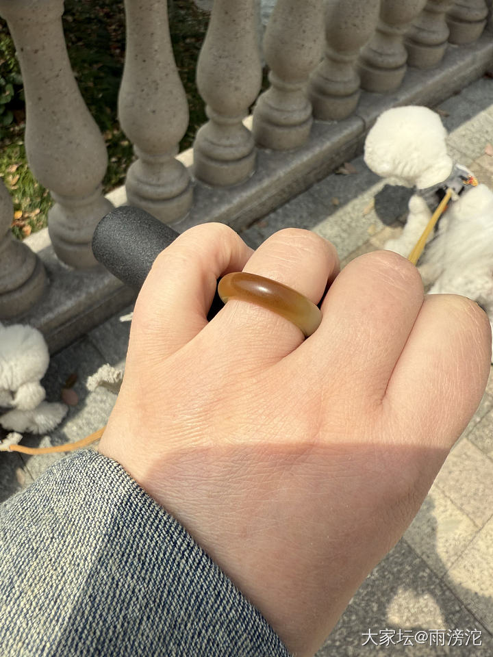 虽然有点硌手，但禁不住它好看啊！_戒指和田玉