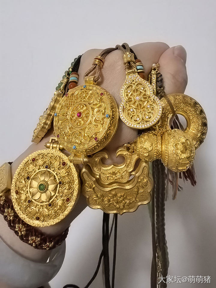 豆子是新货，回家准备配铂金钻石链子去。元宝是年前买了，终于上串的。铂金钻石链也是..._金翡翠