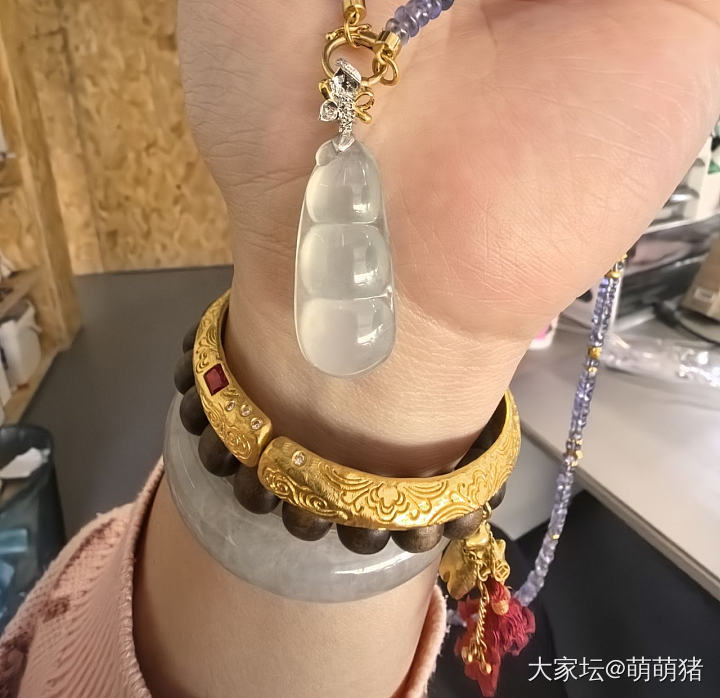 豆子是新货，回家准备配铂金钻石链子去。元宝是年前买了，终于上串的。铂金钻石链也是..._金翡翠