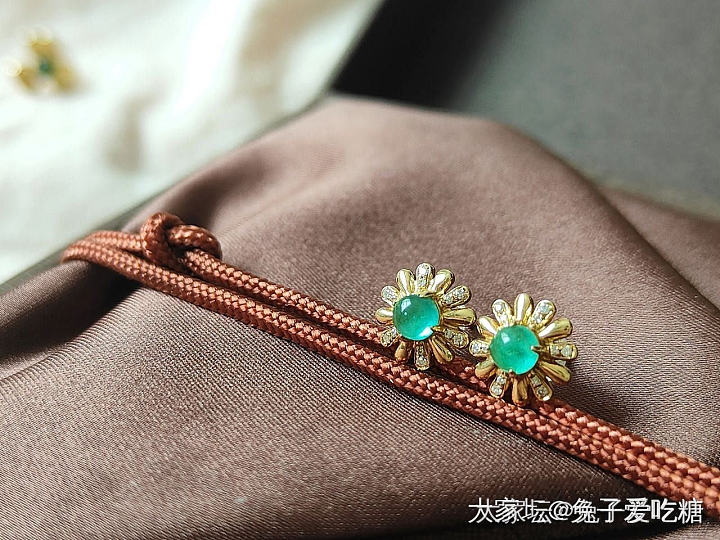 震惊！花盆里长出了不知名小花_时尚首饰名贵宝石彩色宝石