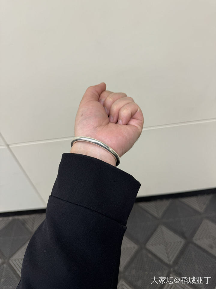 最近经常出去吃吃喝喝吃胖了。银镯子都摘不下来了😂_银