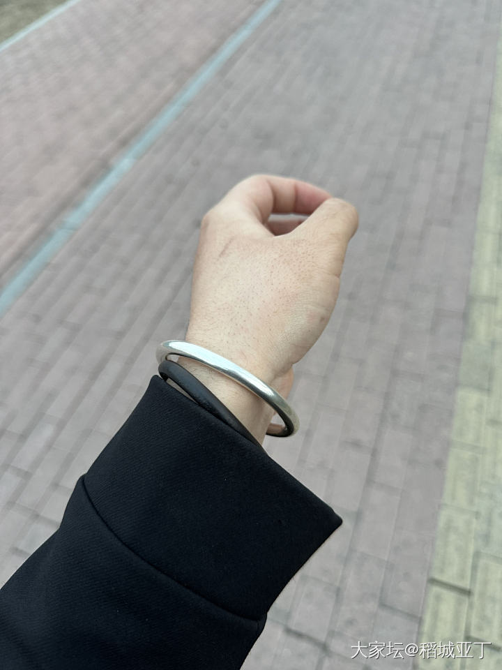 最近经常出去吃吃喝喝吃胖了。银镯子都摘不下来了😂_银