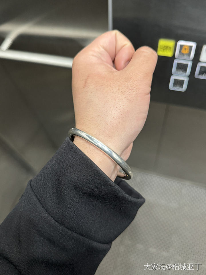 最近经常出去吃吃喝喝吃胖了。银镯子都摘不下来了😂_银
