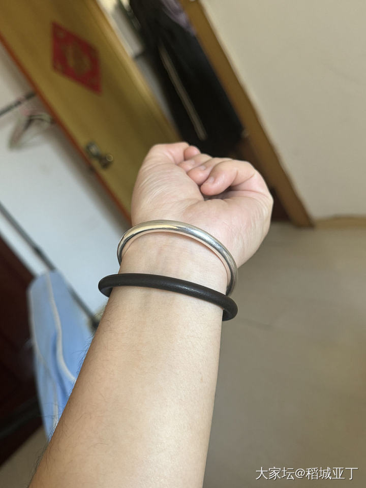 最近经常出去吃吃喝喝吃胖了。银镯子都摘不下来了😂_银