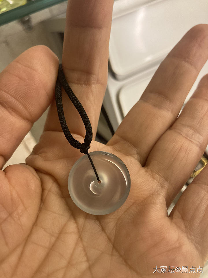 不知道算什么颜色的翡翠扣子_翡翠