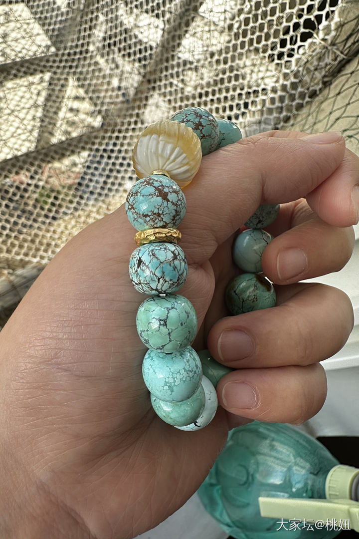 把手上各种松石珠子乱炖，加一颗蜜蜡雕刻珠子，串了个手串～嘿嘿_珠串松石琥珀蜜蜡金