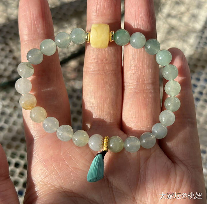 把手上各种松石珠子乱炖，加一颗蜜蜡雕刻珠子，串了个手串～嘿嘿_珠串松石琥珀蜜蜡金
