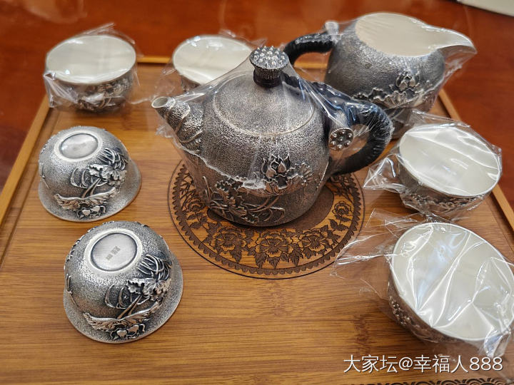 秀个好看但是特别小的银壶
一边是荷花一边是文字，很精美_茶具银