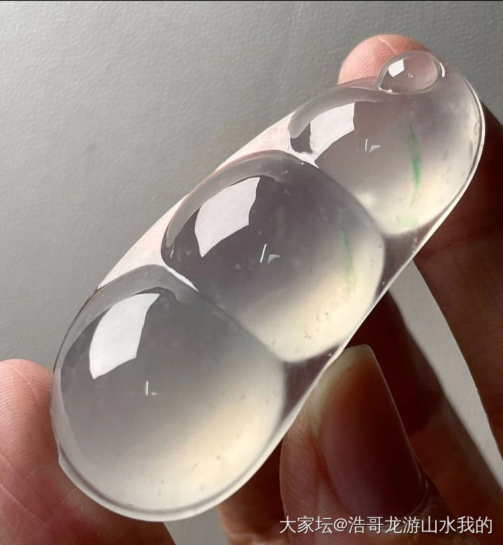 高冰蓝花大瓜和正冰飘绿丝大豆，终于同框了，大家觉得哪件更好看_翡翠